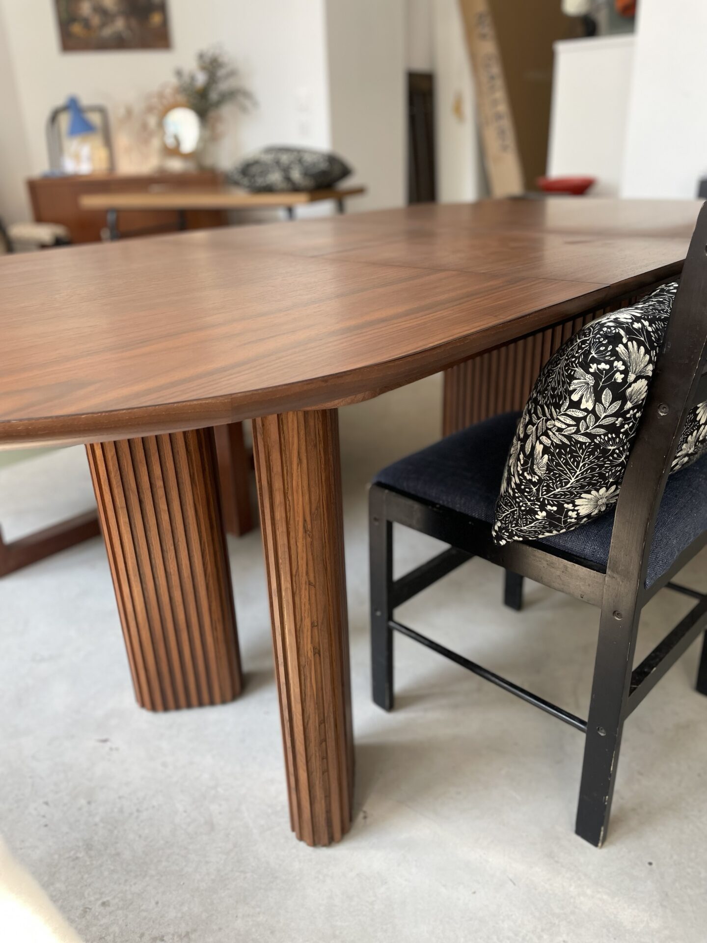 Table à manger extensible ADRIANO 4-8 personnes en placage noyer – Image 6