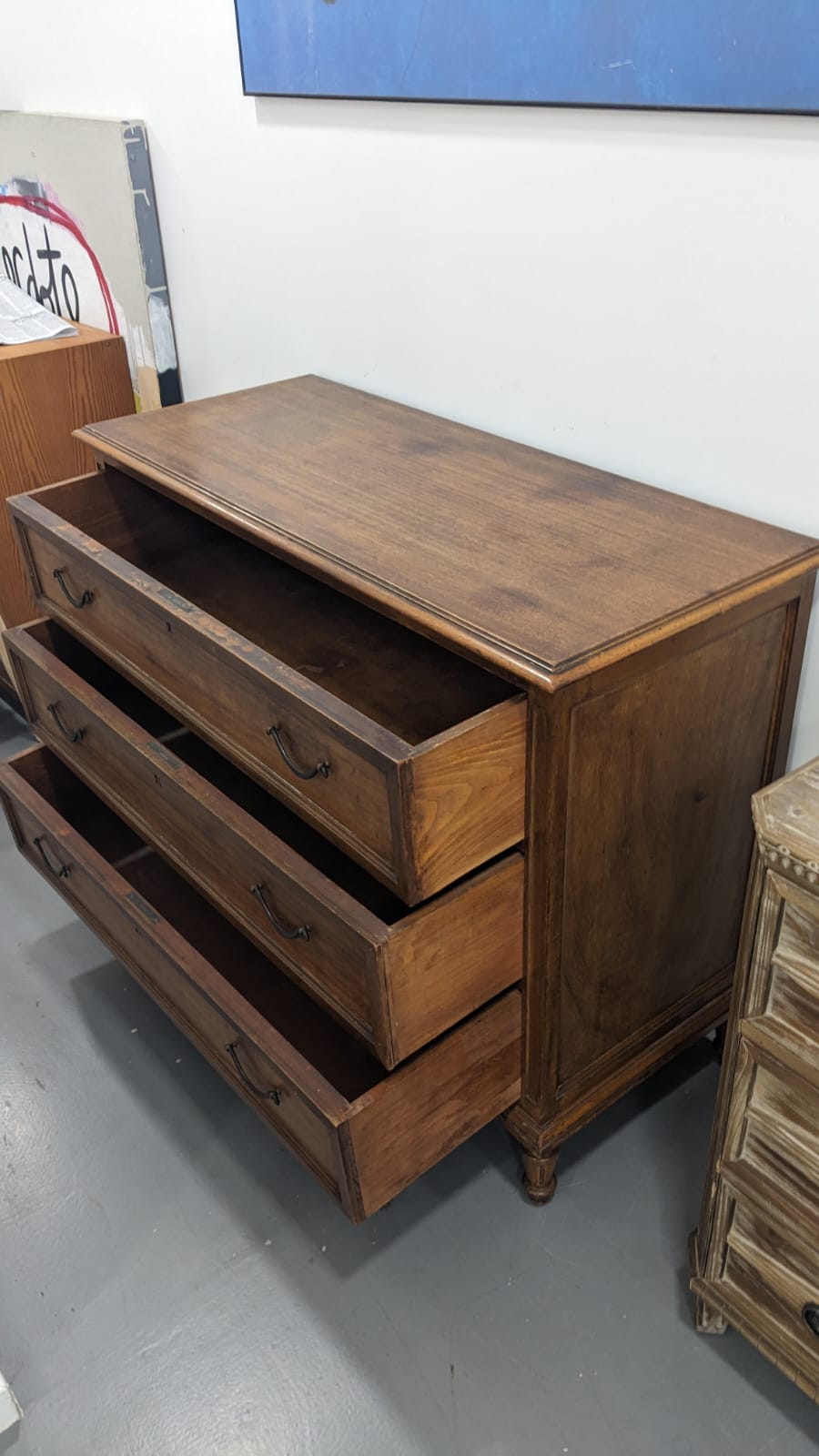 Commode de style Louis XVI en bois massif – Image 4