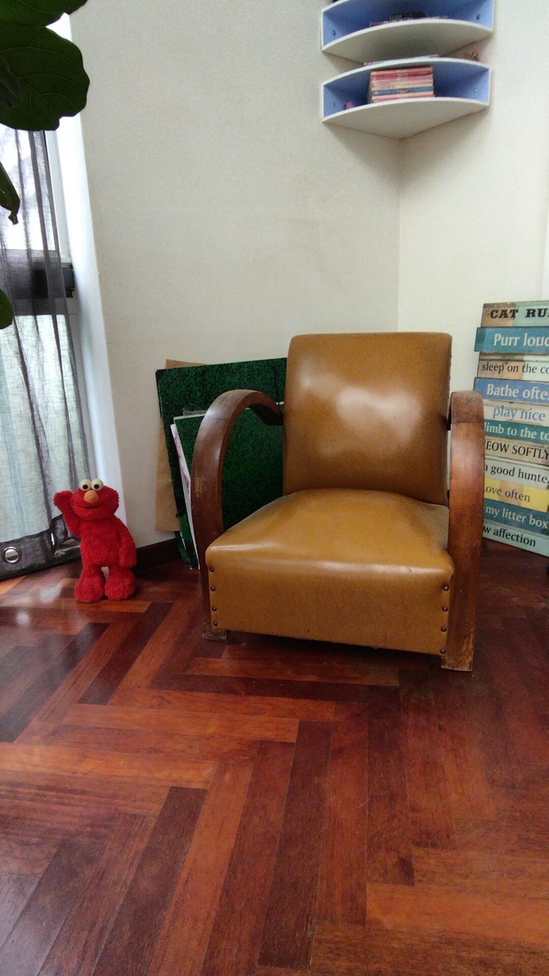 Fauteuil « club » en Skaï, accoudoirs bois – Image 2