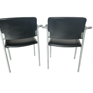 2 fauteuils en simili cuir noir, pieds alu gris clair