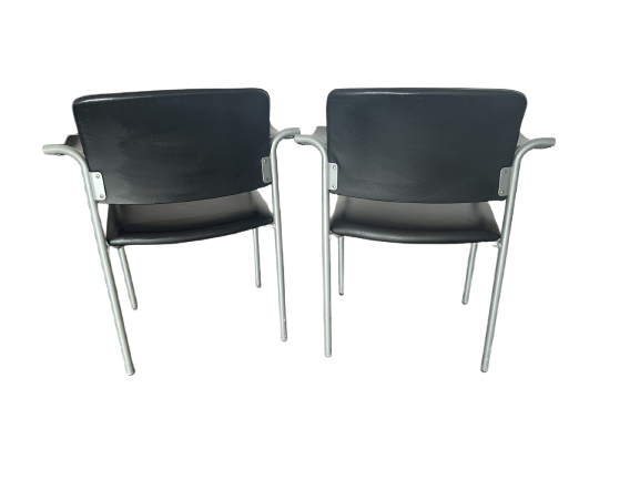 2 fauteuils en simili cuir noir, pieds alu gris clair