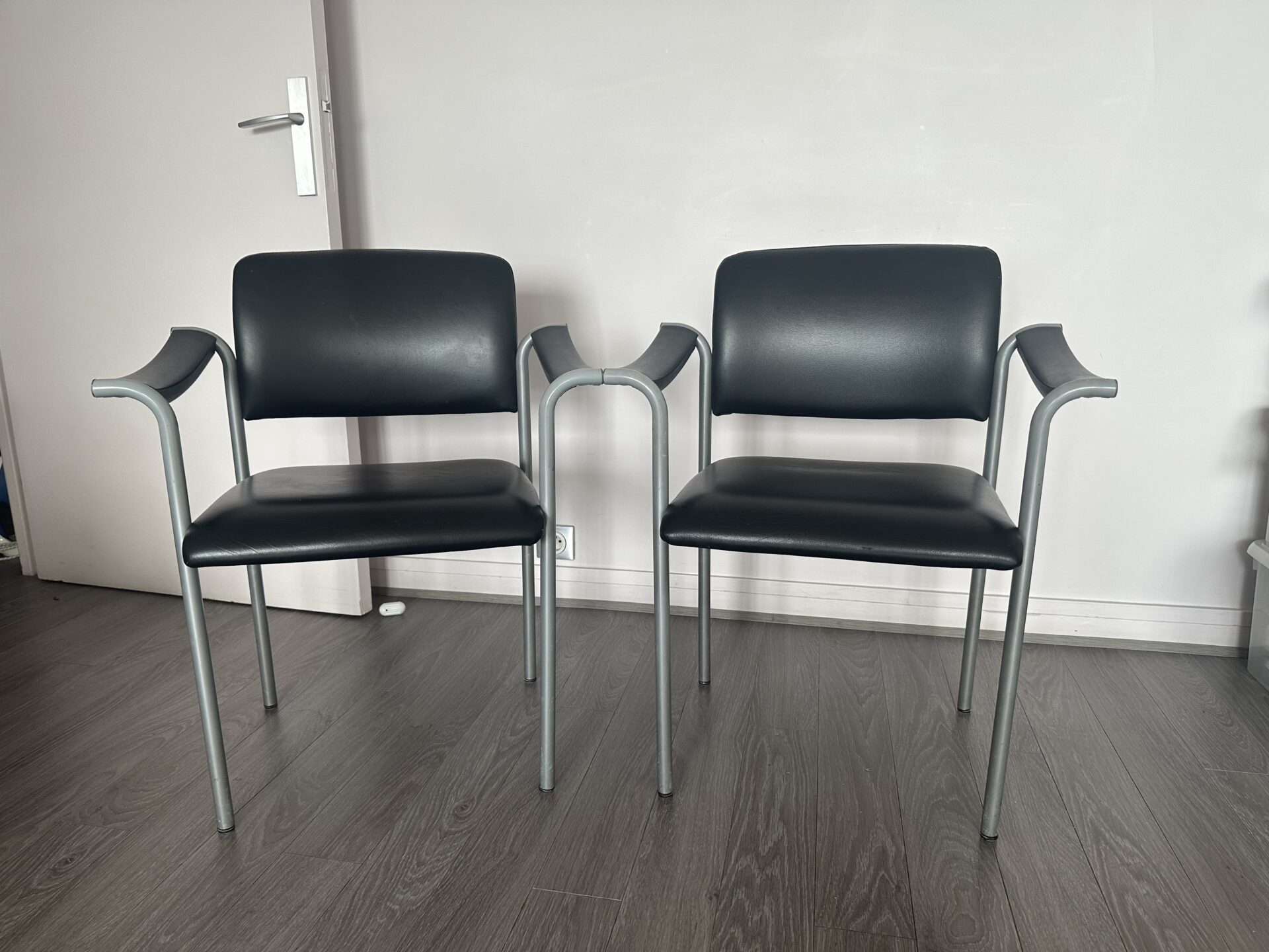 2 fauteuils en simili cuir noir, pieds alu gris clair – Image 4