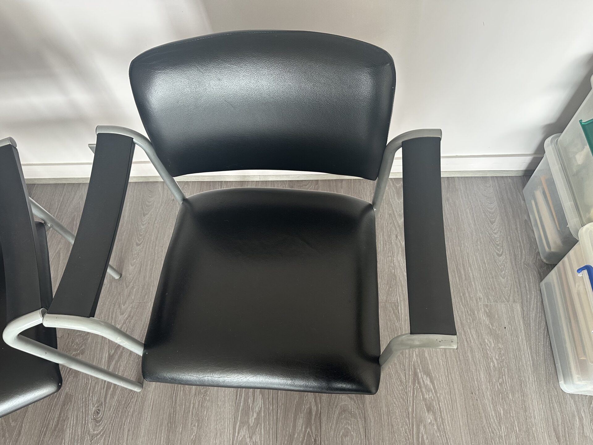2 fauteuils en simili cuir noir, pieds alu gris clair – Image 3