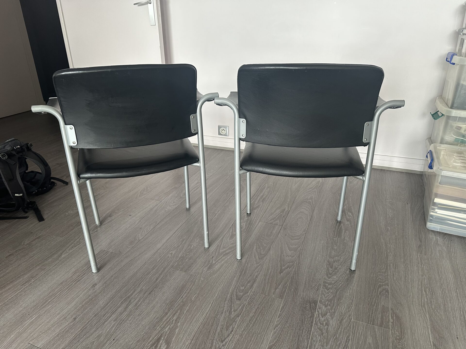 2 fauteuils en simili cuir noir, pieds alu gris clair – Image 2