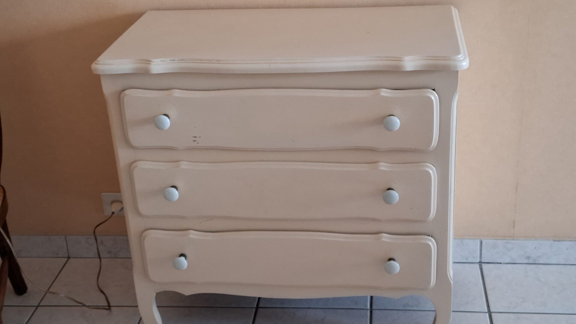 Commode en bois peinte en crème – Image 2