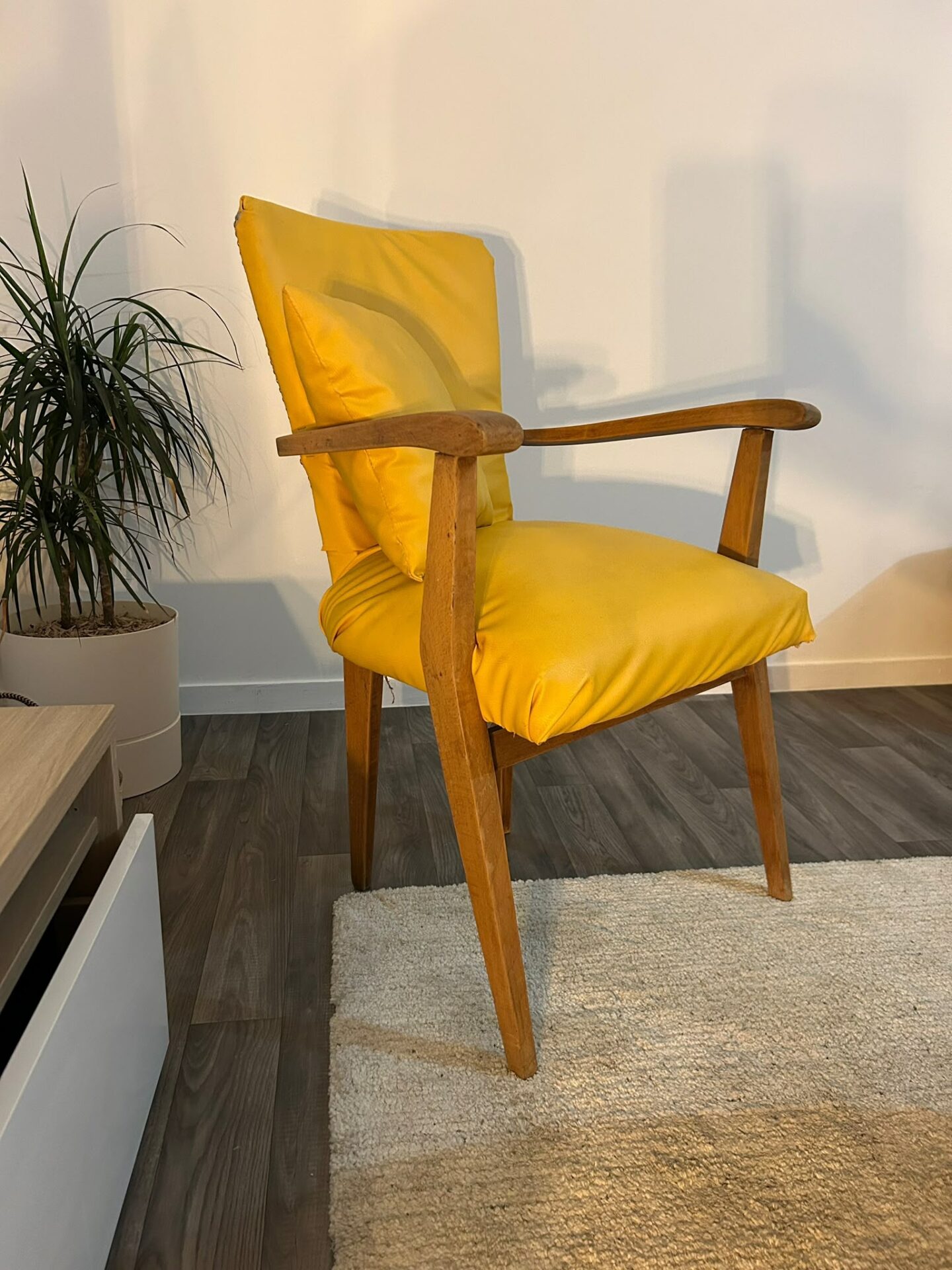 Fauteuil scandinave restauré (bois massif, jaune bouton d’or) – Image 2