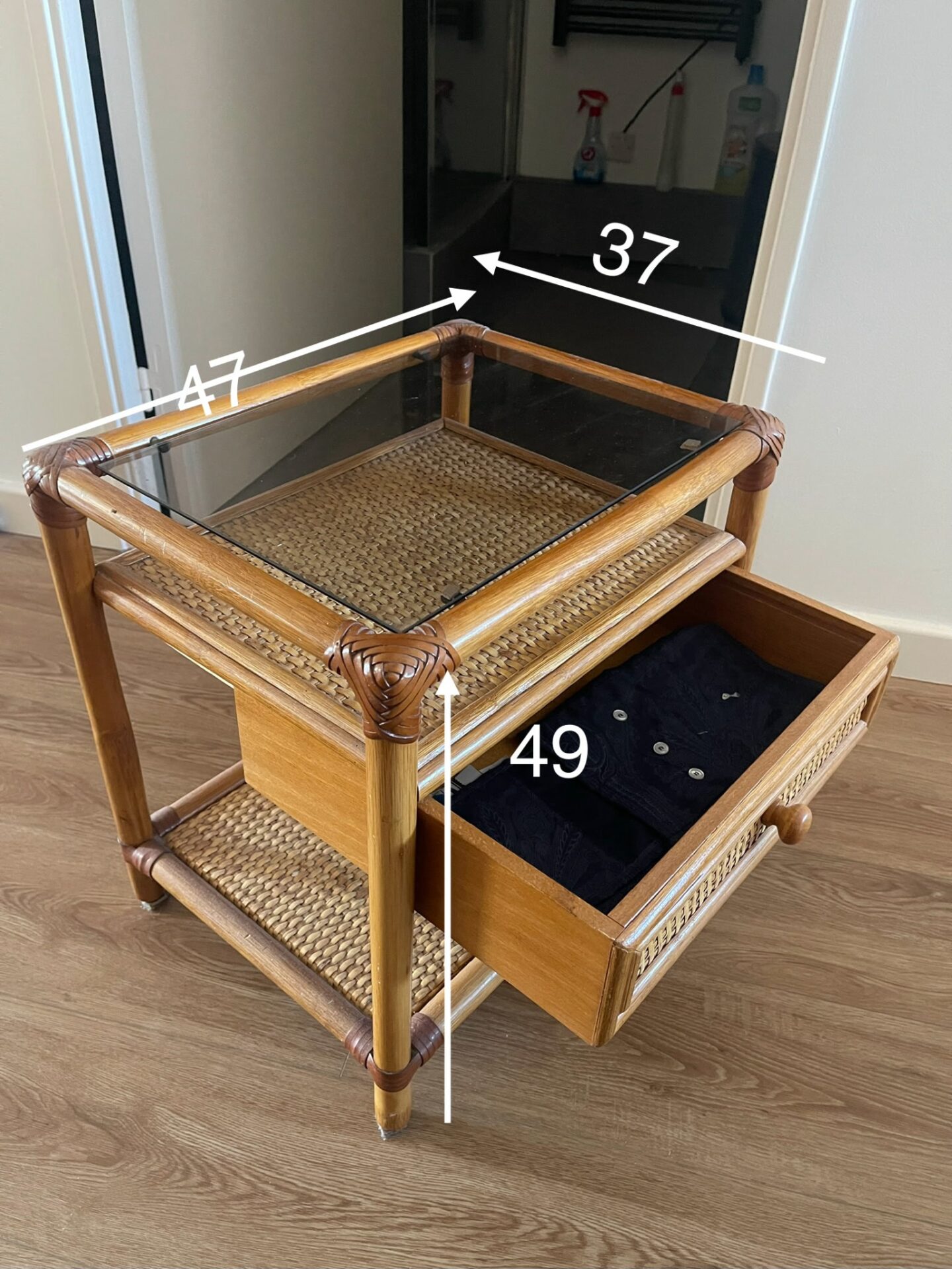 Table de chevet en rotin – Image 2