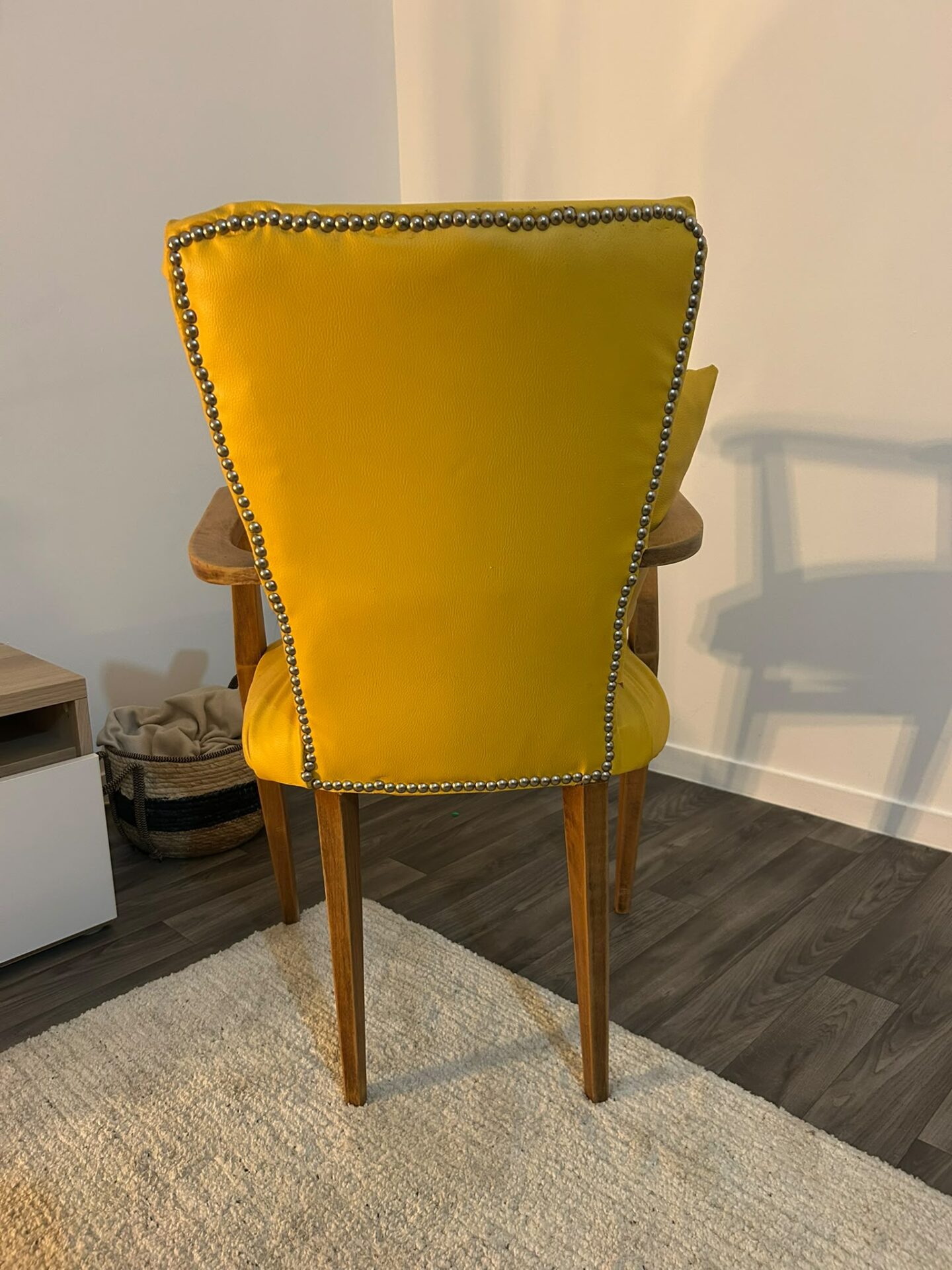 Fauteuil scandinave restauré (bois massif, jaune bouton d’or) – Image 5