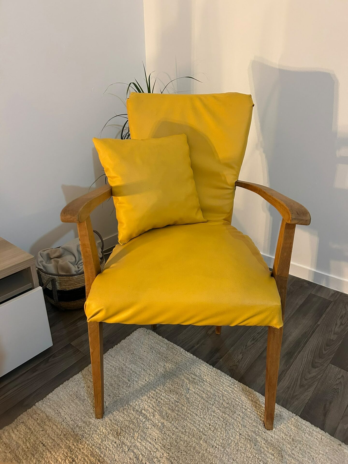 Fauteuil scandinave restauré (bois massif, jaune bouton d’or) – Image 3